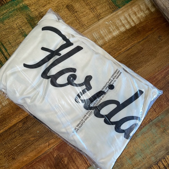 Florida oversized throw blanket with carry bag. Brand new. - Picture 2 of 4